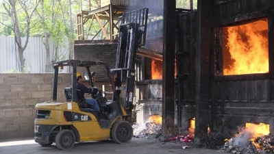 Bea Cukai Sidoarjo Musnahkan Rokok dan Miras Ilegal Senilai Rp 10 M