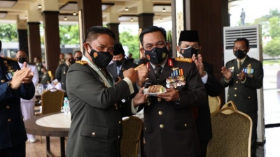 Kapolda Sumut, di Ultah TNI Ke-76 Berikan Suprise. Dengan Bersatu, Berjuang Kita  Menang