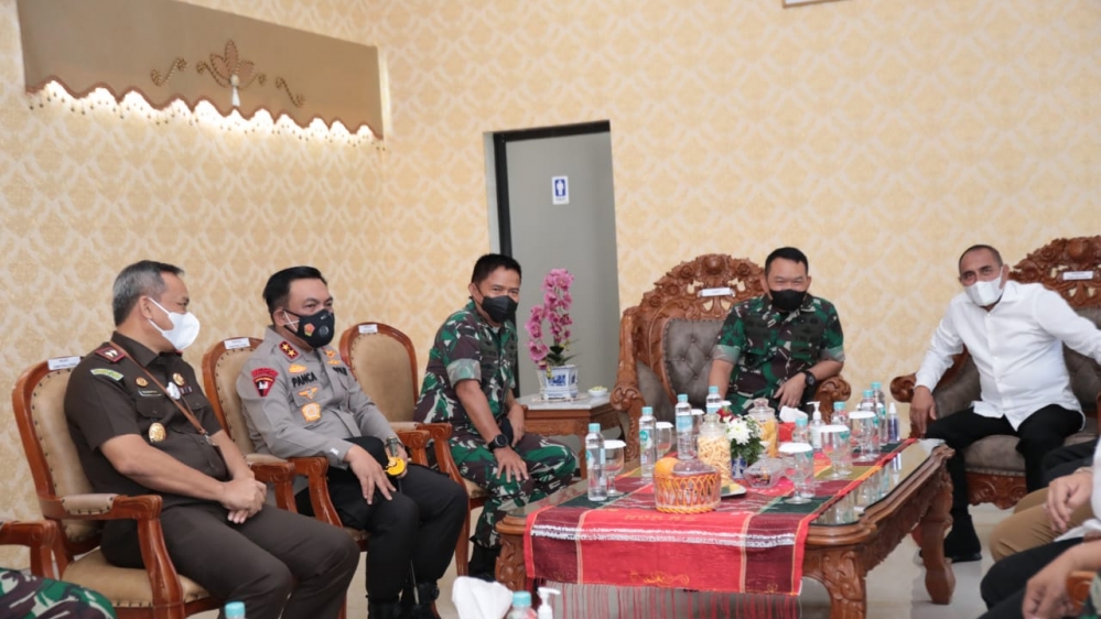 Kapolda Sumut Sambut Kedatangan KSAD di Lanud Soewondo