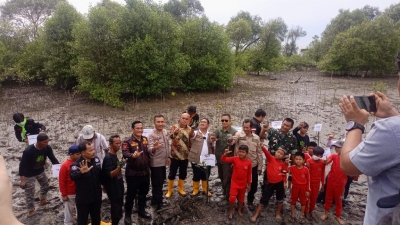Hari Lingkungan Hidup se Dunia, Penanaman Pohon Bakau Untuk Penghijauan di Pesisir Pantai