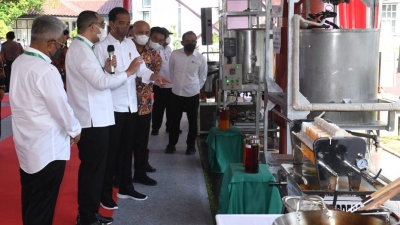 Presiden Joko Widodo Meninjau Proses Minyak Makan Merah di Pusat Penelitian Kelapa Sawit