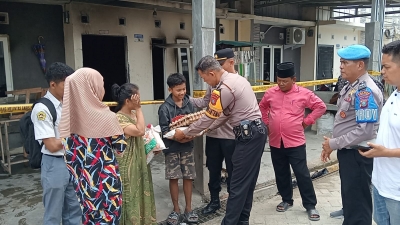 Kebakaran Hanguskan Satu Unit Rumah Permanen, Kapolsek Indrapura Berikan Sembako