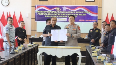 DISAKSIKAN Kapolda Sumut, Kapolres Pakpak Bharat dan Wakil Bupati Pakpak Bharat Teken SK FLLAJ