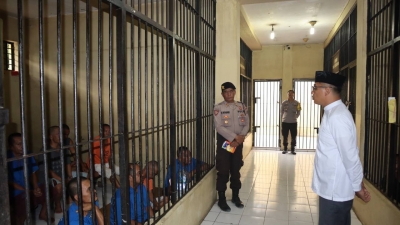 Berbagi Dalam Suasana Idul Adha, Kapolres Toba Bagikan Makanan Kepada Tahanan