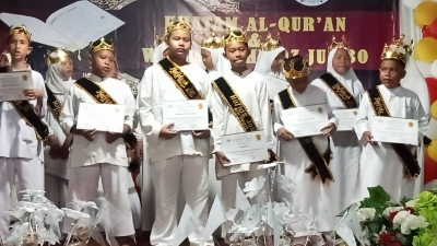16 Orang Satri dan Santriwati KHATAM AL QUR'AN  DAN WISUDA TAHFIDZ JUZ kata 30 MADRASAH AL-HIDAYAH  TAHUN 2023/2024