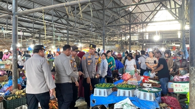Kapolres Pakpak Bharat Cek Harga Pangan dan Aktivitas Masyarakat Di Pasar /Onan Klohi  Desa Salak 1 