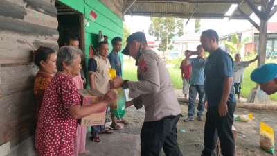 Personil Polsek Sibolga Sambas Sambangi Warga dan Bagikan Bansos