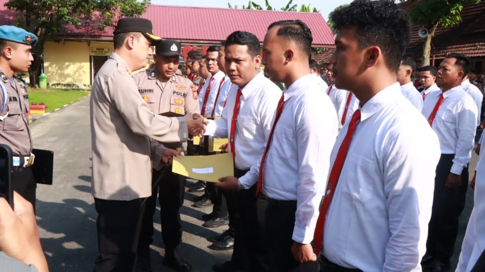 Kapolres Binjai Berikan Penghargaan Terhadap Personil Yang Berprestasi