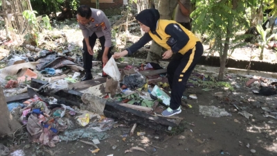 Personel Polres Binjai dan Jajaran Gotong Royong bersihkan sampah akibat Banjir