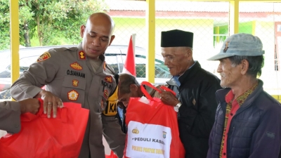 Tingkat Kepedulian Kapolres Pakpak Bharat Bagikan Sembako Kepada Lansia, Ibu dan Anak