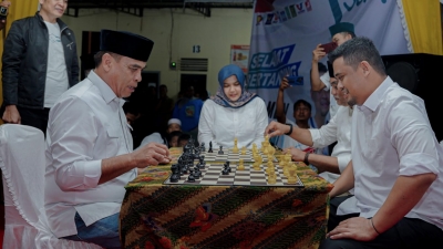 Turnamen Catur Bobby – Surya Cup Dipadati Ribuan Masyarakat Meski Diguyur Hujan