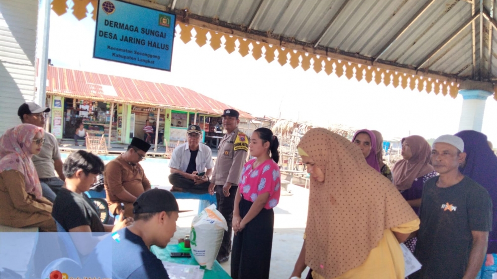 Bhabinkamtibmas Laksanakan Pengamanan Penyaluran Bantuan Cadangan Pangan Beras