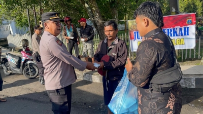 Personel Polres Sibolga Bagikan Nasi, Kepada Warga Dalam Rangka Jumat Berkah