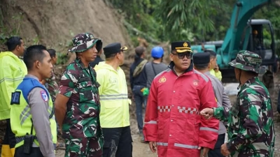 Walau Diguyur Hujan, Kombes Pol Gidion Arif Setyawan Tinjau di Lokasi Tanah Longsor Desa Sambahe
