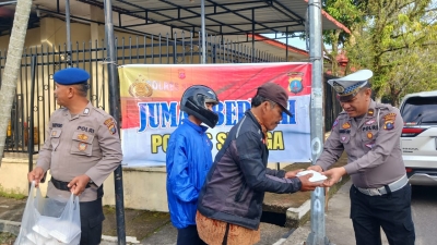 Jumat Berkah Polres Sibolga Bagi Nasi Sama Warga di Jalan