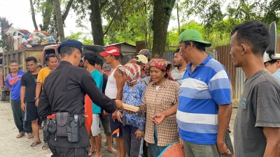 Brimob Polda Sumut Berikan Makan Siang di TPA Sampah Tanjung Pinggir, Kota Pematang Siantar