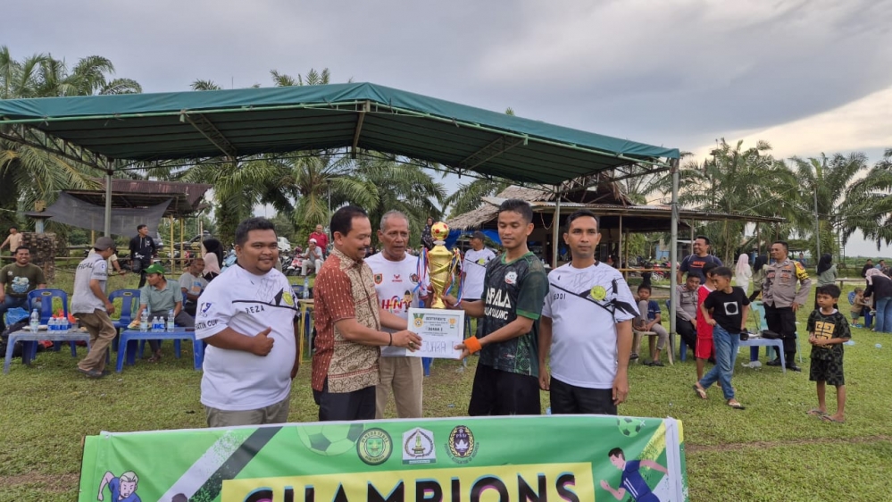 Fadlon.SH Serahkan Trophy Juara Open Turnamen Muda Sedia Cup 2025,