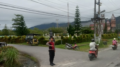 Polres Pakpak Bharat dan Polsek Jajaran Tetap Lakukan Strong Point di Cuaca Mendung dan Hujan Gerimis