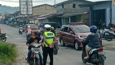Personil Polres Pakpak Bharat Lakukan Strong Point  Himbau Dan Berikan Teguran Lisan Kepada Masyarakat