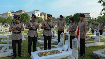 Peringati Ultah Bhayangkara ke-79, Polda Sumut Ziarah ke Taman Makam Pahlawan Bukit Barisan
