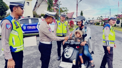 Hari Jadi Polisi Wanita ke-77 Polres Pakpak Bharat Lakukan Surprise Berikan Coklat Dengan Para Pengendera Motor