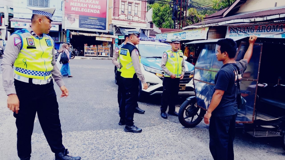 Urai Kemacetan di Jalan Raya, Satlantas Polres Sibolga Laksanakan Patroli dan Pengaturan Arus Lalu Lintas