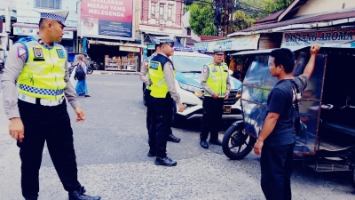 Urai Kemacetan di Jalan Raya, Satlantas Polres Sibolga Laksanakan Patroli dan Pengaturan Arus Lalu Lintas