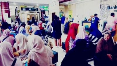 Nasabah dan Pensiun Serta Masyarakat Serbu BPD Aceh di Bireuen