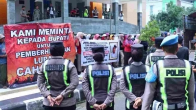 Puluhan Warga Datangi DPRD Pekalongan Desak Kades Randumuktiwaren Mundur Diduga Korupsi Dana Desa
