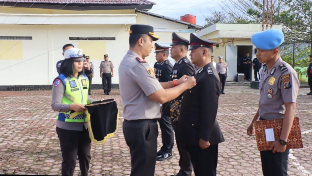 Peringatan Hari Kesadaran Nasional dan SematkanTanda Kehormatan Pengabdian Personil Dipimpin Kapolres Pakpak Bharat