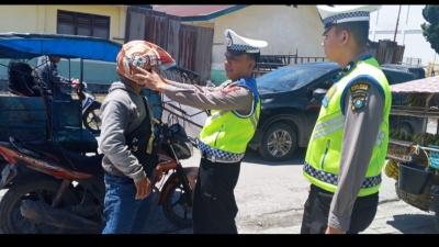 Polantas Ajak Masyarakat Pengguna Jalan Agar Tertib Berlalu Lintas.di Pakpak Bharat