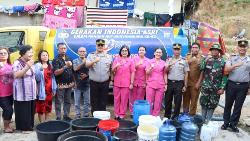 Pasca Bencana Polres Sibolga Hadir Salurkan 8.000 Liter Air Bersih Untuk Warga