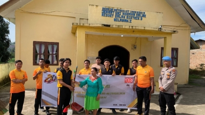 Apresiasi Masyarakat Gelar Bakti Religi Sambut HUT Bhayangkara ke_80 Polres Pakpak Bharat Bersih-Bersih Rumah Ibadah