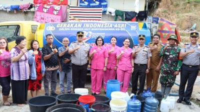 Pasca Bencana Polres Sibolga Hadir Salurkan 8.000 Liter Air Bersih Untuk Warga