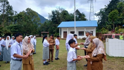 Peduli Keselamatan Berkendara Pelajar SMK Negeri 1 Jahe, Kanit Turjawali Sat Lantas Polres Pakpak Bbarat Jadi Pembina Upacara