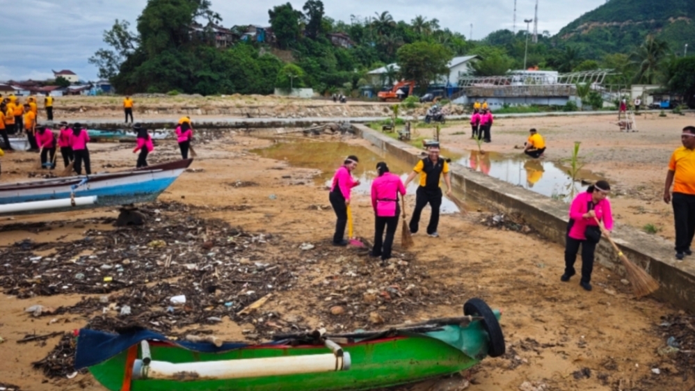 Sambut HUT RI Ke-81, Polres Sibolga Bersihkan.Pantai Pelabuhan Lama Kota Sibolga