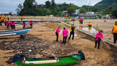 Sambut HUT RI Ke-81, Polres Sibolga Bersihkan.Pantai Pelabuhan Lama Kota Sibolga