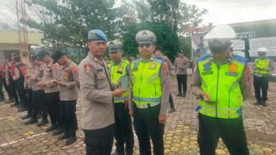 Tingkatkan Kinerja Sie Propam Periksa Handphone Anggota Polres Pakpak Bharat  Pastikan Tidak Ada Aplikasi Judol dan Pinjol