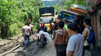 Terperosok 1 Unit Mobil Truk ke Bersm.Jalan Polres Pakpak Bharat Urai Kemacetan di Desa Perolihen STU Jahe