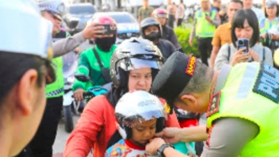 Kapolda Sumut Peduli Keselamatan Pengendera Langsung Bagikan Helm dan Imbau Tertib Lalu Lintas