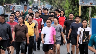 Olahraga Jogging Keliling Kota, Dipimpin Kapolres Sibolga Dalam Pembinaan Jasmani Personel Jaga Kebugaran